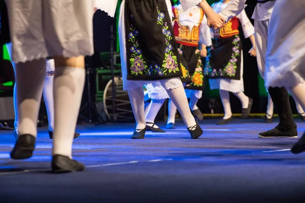 Serbian Folk Dancers Stage — Stockfoto