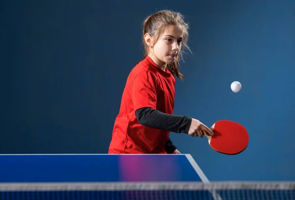 Malá Okouzlující Šťastná Dívka Dítě Hraje Ping Pong Vnitřní — Stock fotografie