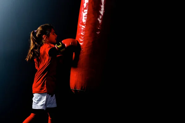 Uma Menina Luvas Boxe Bate Saco Perfuração Ginásio — Fotografia de Stock