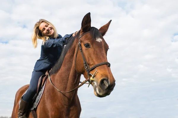 Close Shot Smiling Young Woman Taking Care Her Horse — ストック写真