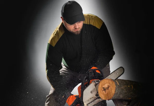 Worker Cuts Firewood Chainsaw — Stockfoto