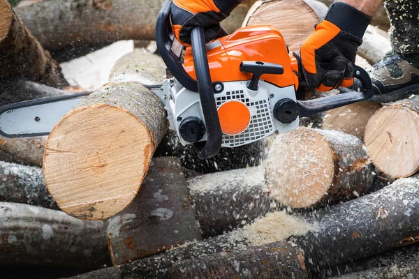 Worker Cuts Firewood Chainsaw — Zdjęcie stockowe
