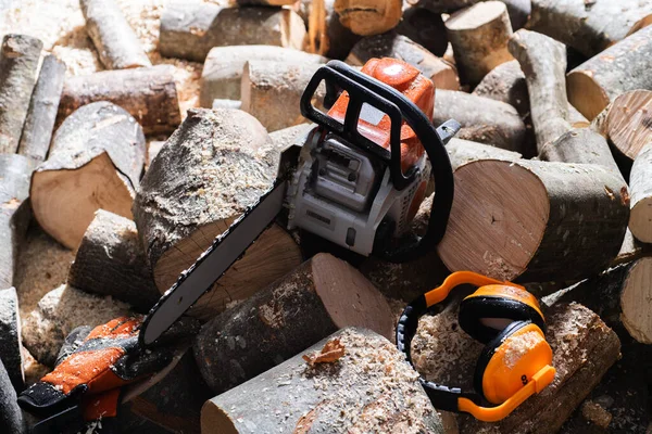 Modern Chain Saw Firewood Closeup — Fotografia de Stock