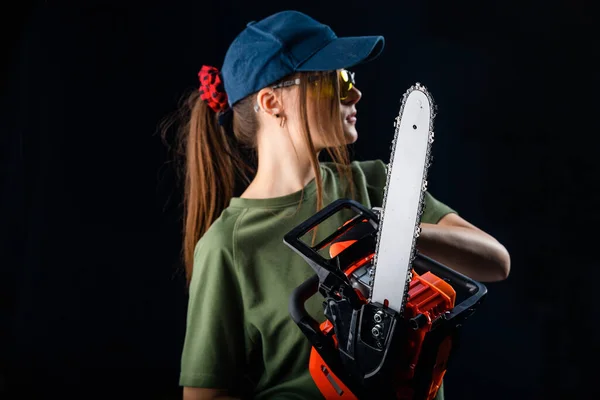 Studio Photography Girl Chain Saw Dark Background — Stock Photo, Image