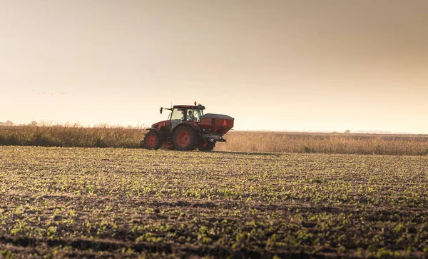 Traktor Rozmetá Umělá Hnojiva Doprava Zemědělství — Stock fotografie