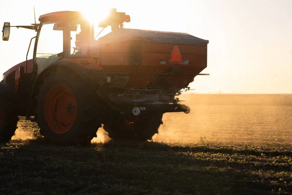 Traktor Streut Kunstdünger Aus Verkehr Landwirtschaft — Stockfoto