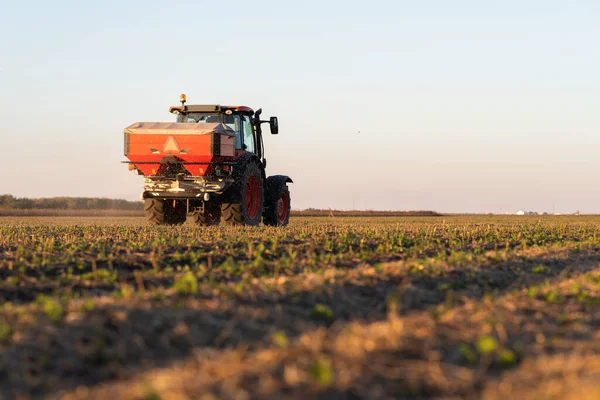 Tractor Propagando Fertilizantes Artificiales Transportes Agricultura —  Fotos de Stock