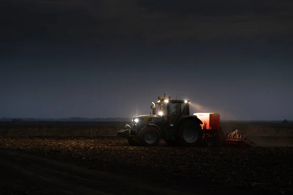晚上准备苗床耕耘土地的拖拉机 — 图库照片