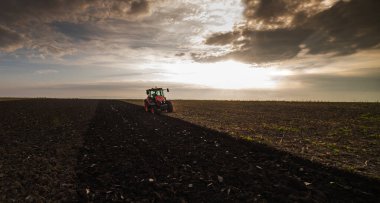  Traktör akşamları tarlayı sürüyor..