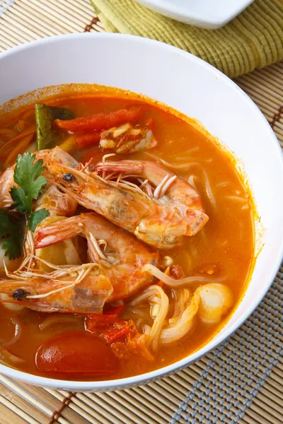 Comida tailandesa, fideos en sopa agria y picante de camarones — Foto de Stock