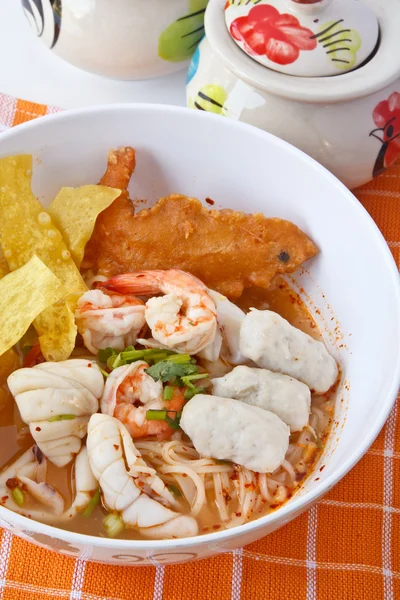 Sopa de fideos tailandesa . — Foto de Stock