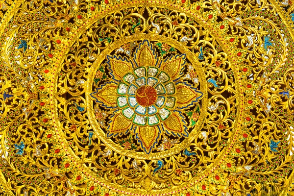 Thailändische Holzkunst mit Goldfarbe. — Stockfoto