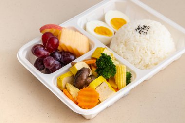 Sağlıklı ve diyet beslenme çantaları, Tayland vejetaryen yemekleri, tofuyla kızartılmış sebzeleri karıştırmaya hazır. Plastik kutularda..