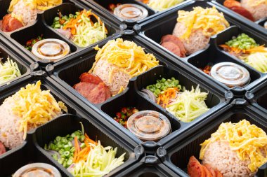 Asya pirinç kutusu yemeye hazır, modern Tayland yemekleri plastik kutular içinde..