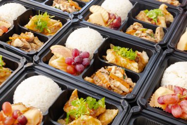 Asya pirinç kutusu yemeye hazır, modern Tayland yemekleri plastik kutular içinde..