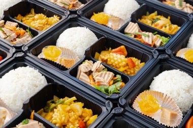 Asya pirinç kutusu yemeye hazır, modern Tayland yemekleri plastik kutular içinde..