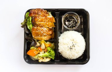 Modern Asya pirinç kutusu, Japon bento kutusu, plastik paketlerde Japon yemek kutuları yemeye hazır. Kızarmış Teriyaki tavuklu pilav..