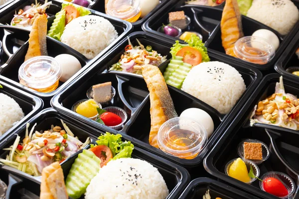 Asya Pirinç Kutusu Yemeye Hazır Modern Tayland Yemekleri Plastik Kutular Stok Resim