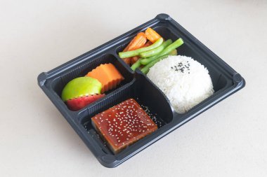 Japon vejetaryen beslenme çantaları, Japon sağlıklı ve diyet yemekleri, sarımsaklı soya soslu kızarmış tofu ve buğulanmış pirinç yemeye hazır..