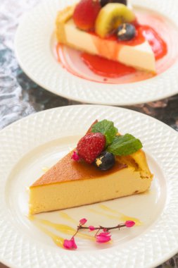 Bask usulü yanmış peynirli kek ve çilek..