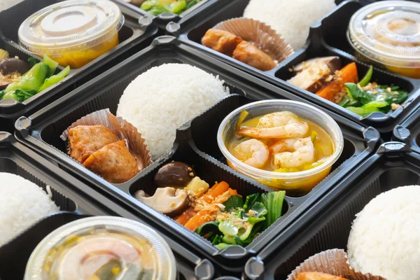 Thai Ételdobozok Műanyag Csomagolásban Thai Sárga Curry Garnélával Párolt Rizzsel — Stock Fotó