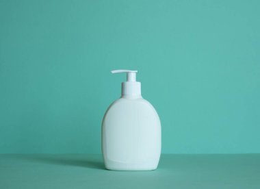 Etiketsiz kozmetik ürünler için bir şişe. Vücut bakımı kavramı.