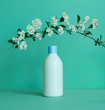 Üzerinde çiçek dalı olmayan kozmetik ürünleri şişesi. Yüz bakımı konsepti