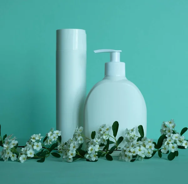 Flessen Voor Cosmetische Producten Zonder Etiket Lichaamsverzorging Concept Gekleurde Achtergrond — Stockfoto