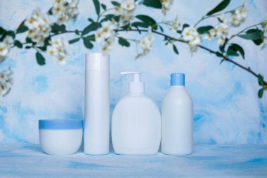 Beyaz, plastik, konteynırlar. Kozmetik, antiseptik, deterjan ve kimyasal temizleyiciler, tıbbi ve kozmetik ürünler için ambalaj, şişe şablonu. Püskürt