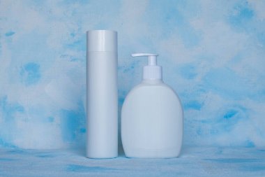 Mavi ve beyaz arka planda güzellik hijyeni için çeşitli konteynırların toplanması. Tablo