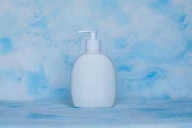 Saf beyaz, plastik, konteynır. Kozmetik, krem, saç maskesi, tıbbi ve güzellik ürünleri için ambalaj, şişe şablonu. Beyaz-mavi arkaplan.