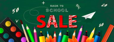 Okula dönelim. Okul yönetim kurulunda indirimli eğitim ilanı, indirimli metin ve renkli okul eşyaları var. Vektör