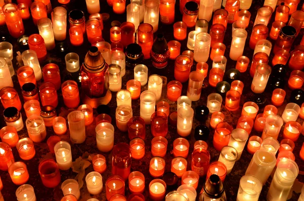 Viele brennende Kerzen auf Friedhof in der Nacht — Stockfoto