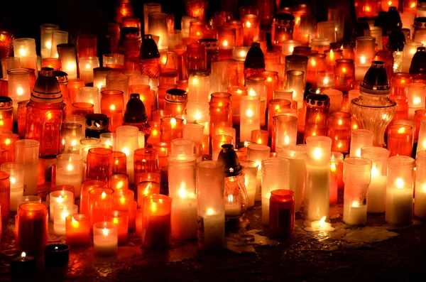 Viele brennende Kerzen auf Friedhof in der Nacht — Stockfoto