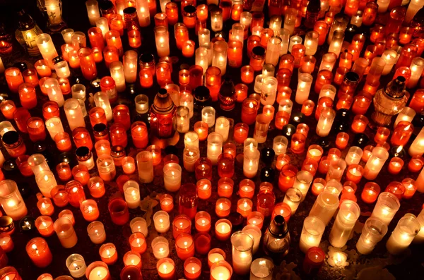 Viele brennende Kerzen auf Friedhof in der Nacht — Stockfoto