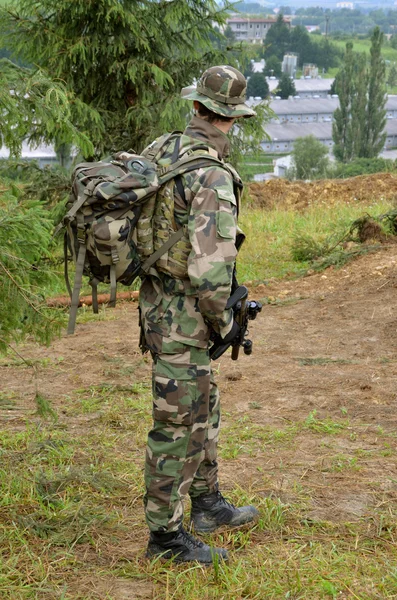 Soldaat naast het dorp — Stockfoto