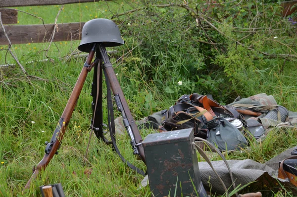 Historische wapens (ww2) vertraagd op de weide — Stockfoto