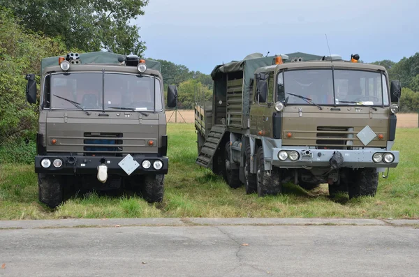 Militaire zware vrachtwagen is geparkeerd op weide — Stockfoto