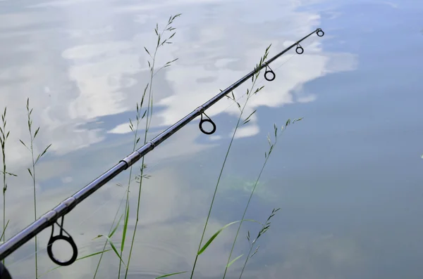 Close-up foto van rod over het water vissen — Stockfoto