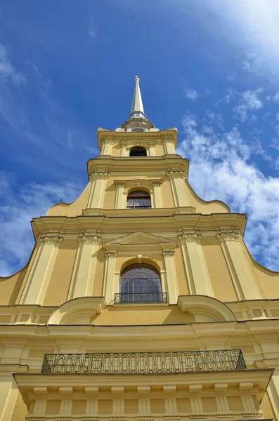 Piękna Katedra wnoszący do nieba w twierdzy Piotra i Pawła, Federacja Rosyjska — Zdjęcie stockowe