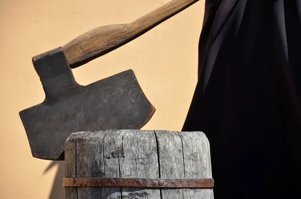 Headsman's axe hewed in old wooden chunk — Stock Photo, Image