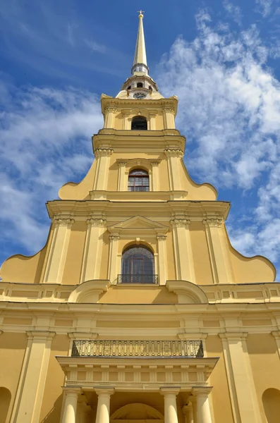 Prachtige kathedraal torenhoge hoog naar de hemel in Petrus en Paulus Vesting, Rusland — Stockfoto