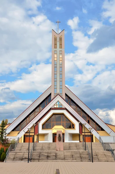 Zilina, Slovacchia. Chiesa cristiana moderna con il cielo sullo sfondo — Foto Stock