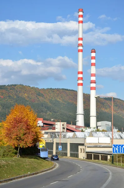 Antigua fábrica con dos chimeneas altas junto a la ruta — Foto de Stock