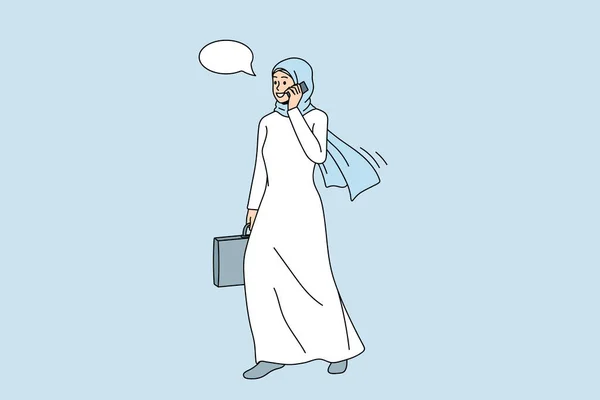 O femeie de afaceri musulmană vorbește pe telefonul mobil cu un client — Vector de stoc