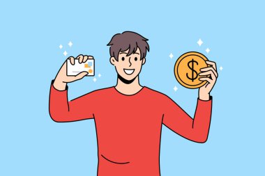 Gülümseyen adamın kredi kartı ve bitcoin 'i var.