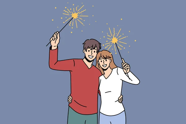 Boldog pár tűzijátékkal ünnepeljük az új évet — Stock Vector