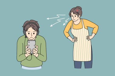 Kızgın anne, genç oğlanın cep telefonunu aşırı kullanmasını azarladı. 