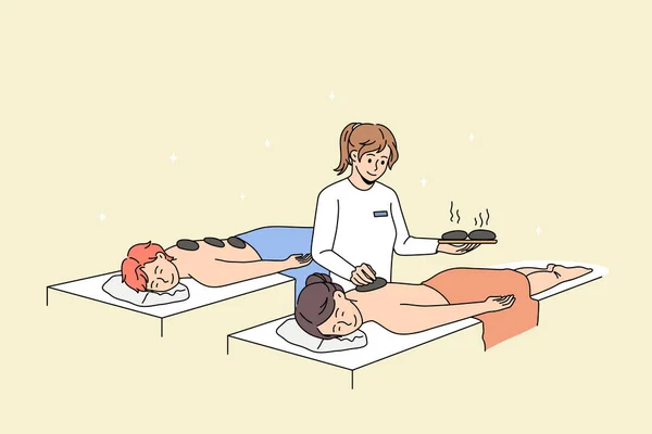 Casal feliz desfrutar de massagem de pedra quente no salão — Vetor de Stock