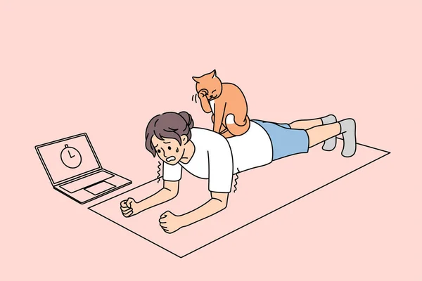Sportliche Frau steht in Planke mit Katze auf dem Rücken — Stockvektor